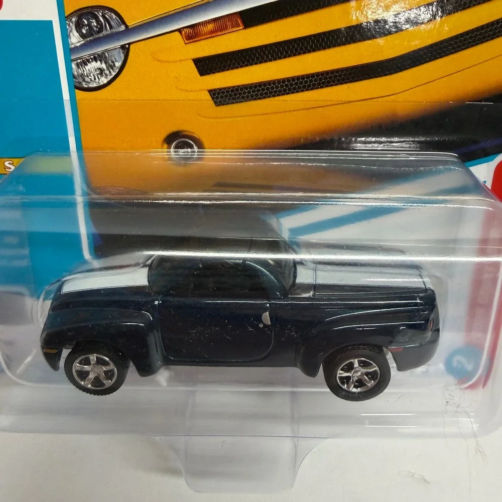Johnny Lightning 2005 Chevy SSR Bermuda Blue Classic Gold 2022 Release 3 1/64